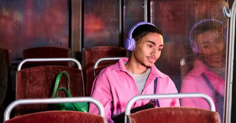 Mies kuuntelee Hintaguru.fi-sivuston suosittelemaa BookBeat-romaania bussissa