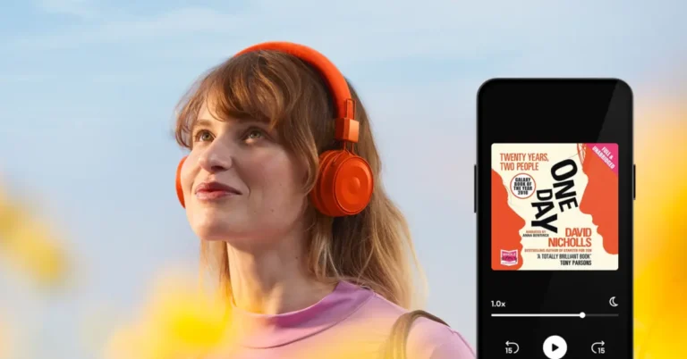 Nainen kuuntelee äänikirjaa Storytel-sovelluksella